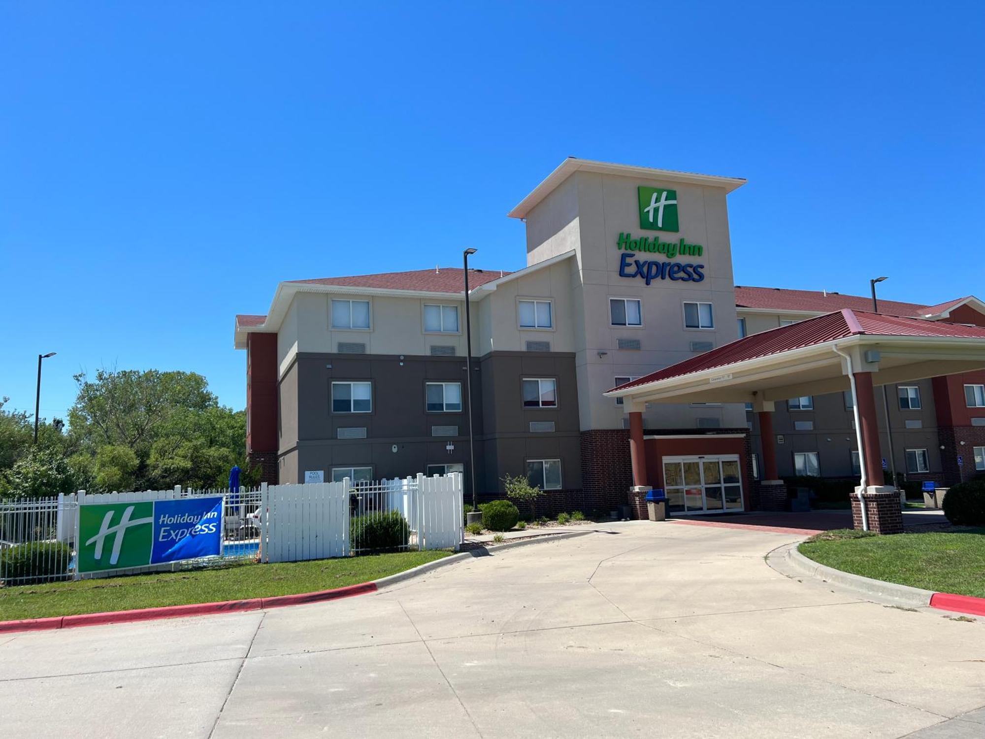Holiday Inn Express - Wichita North - Park City By Ihg Zewnętrze zdjęcie